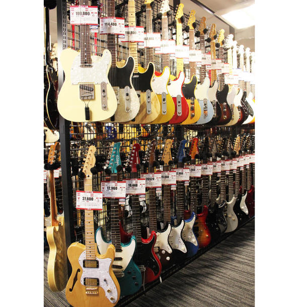 売場の半分がギターで、アンプやエフェクターなど関連機器も１割を占める