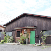 繁盛店の店づくり【vol.317】古家具を魅力的にディスプレイ　遠方からお客が集まる人気店