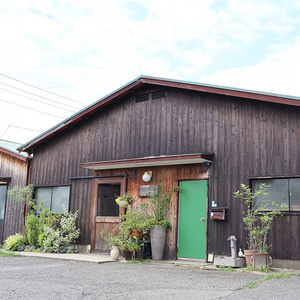 繁盛店の店づくり【vol.317】古家具を魅力的にディスプレイ　遠方からお客が集まる人気店