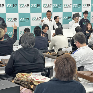 アスオク、バッグ古物市の初競り